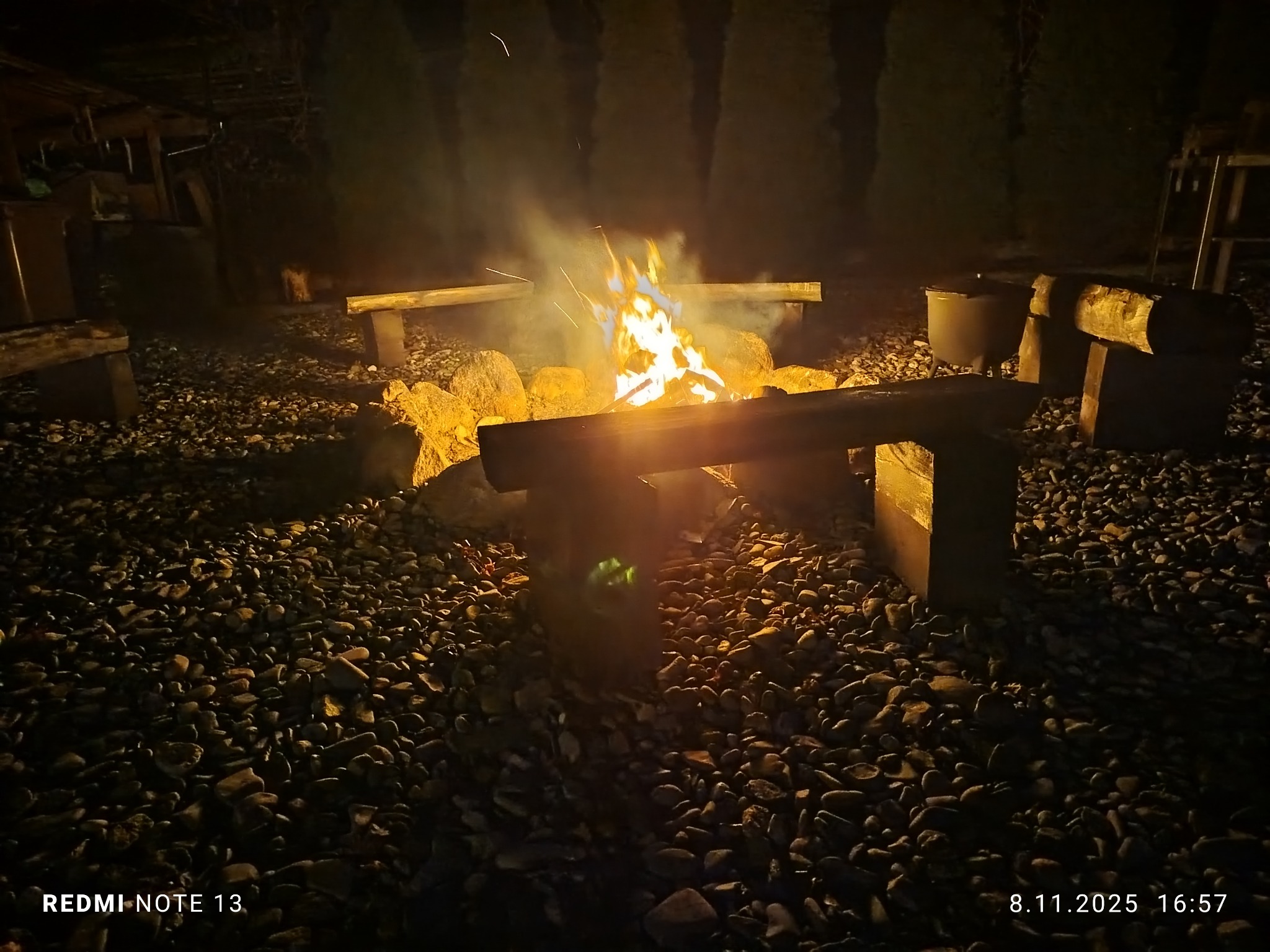 Ognisko nocą
